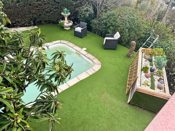 A pied des plages et magnifique vue dégagée ! Maison deux appartements LE PRADET !