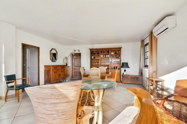 A pied des plages et magnifique vue dégagée ! Maison deux appartements LE PRADET !