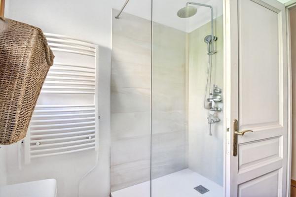 A pied des plages et magnifique vue dégagée ! Maison deux appartements LE PRADET !