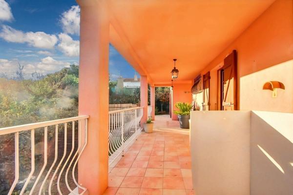 A pied des plages et magnifique vue dégagée ! Maison deux appartements LE PRADET !