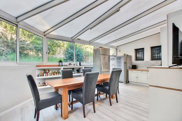 A pied des plages et magnifique vue dégagée ! Maison deux appartements LE PRADET !