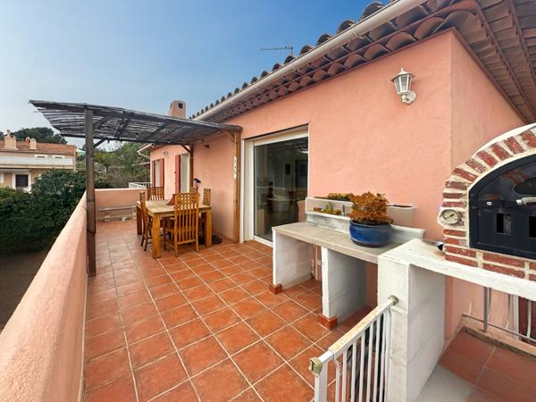 A pied des plages et magnifique vue dégagée ! Maison deux appartements LE PRADET !