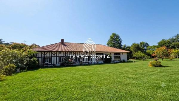 Domaine d'exception en lisière de forêt — 12 ha, gîtes, piscine