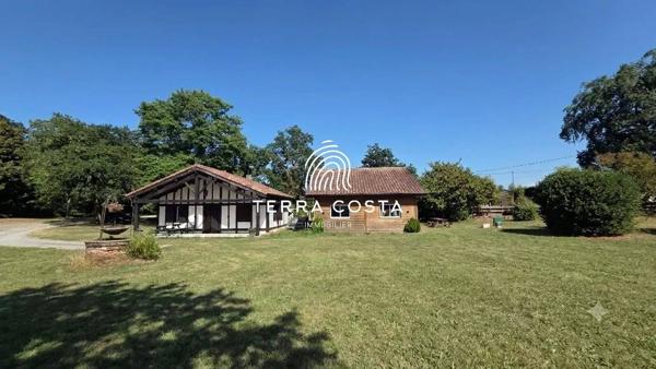 Domaine d'exception en lisière de forêt — 12 ha, gîtes, piscine