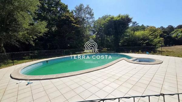 Domaine d'exception en lisière de forêt — 12 ha, gîtes, piscine