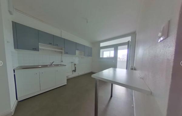 APPARTEMENT T3 A LOUER - LYON 8EME ARRONDISSEMENT Mairie 75.72 m 2 1 090 € charges comprises par mois