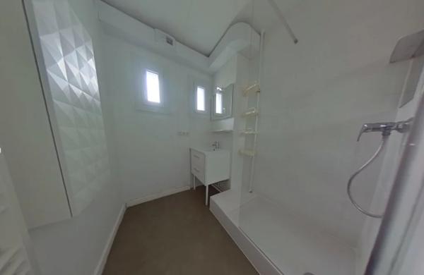 APPARTEMENT T3 A LOUER - LYON 8EME ARRONDISSEMENT Mairie 75.72 m 2 1 090 € charges comprises par mois