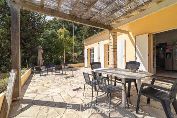Villa familiale rénovée avec vue mer, terrasse plein sud et dépendance