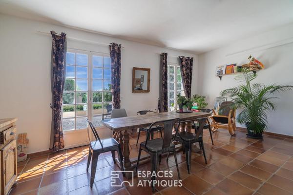 Villa familiale rénovée avec vue mer, terrasse plein sud et dépendance