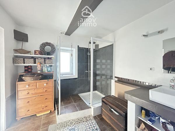 Maison
                                                                                                                                                                                                                                                                                                                        8 pièce(s)                                                                                                                                                                                                          6 chambre(s)                                                                                                                                                                                                          194  m²