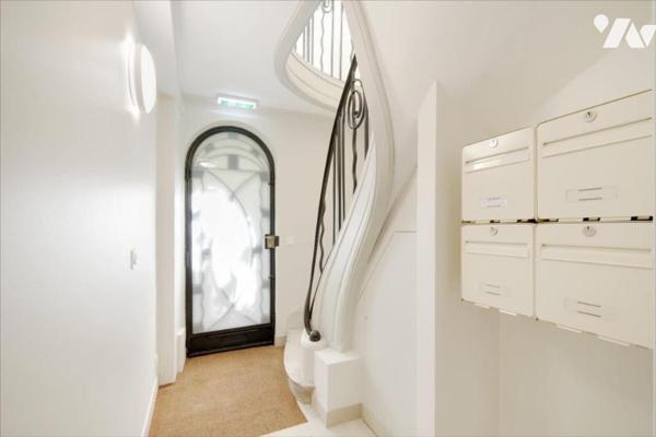 PARIS XVIIIème Village Ramey - F3 Traversant - Notaire Exclusivité