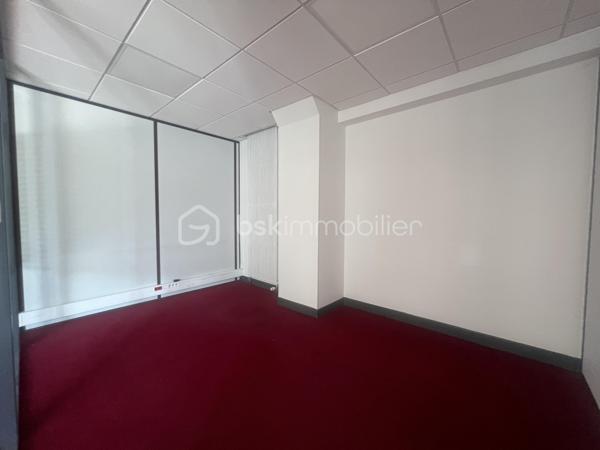 Plein cœur du centre-ville, sur un emplacement de premier choix avec forte visibilité.

Description du bien:
Ce local commercial / tertiaire d'environ 200 m² en rez-de-chaussée bénéficie d’une large vitrine d’angle offrant luminosité et visibilité. Idéal pour une activité de bureaux, professions libérales ou services.

Il se compose de :
Accueil vitré en façade. En angle touche deux rue passantes
6 bureaux cloisonnés lumineux
1 grande salle de réunion de 41 m²
Local technique avec baie de brassage
Vestiaire avec double WC
Climatisation réversible + alarme

Annexes
À l’étage : deux remises de stockage + toiture terrasse avec puits de lumière
En sous-sol : caves privatives et chaufferie

✅ Atouts
Emplacement central, cœur de ville
Bureaux immédiatement opérationnels
Belle vitrine d’angle pour visibilité maximale
Surface flexible, adaptée à plusieurs activités tertiaires

📞 Plus d’informations ou organiser une visite contactez moi.