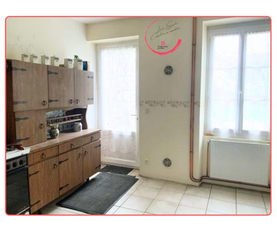 Maison située dans un village pittoresque