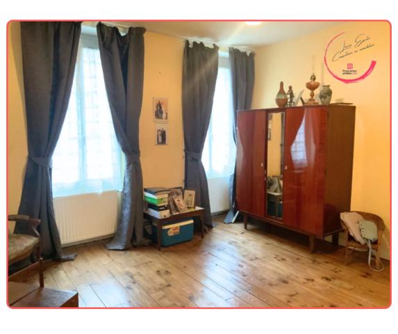 Maison située dans un village pittoresque