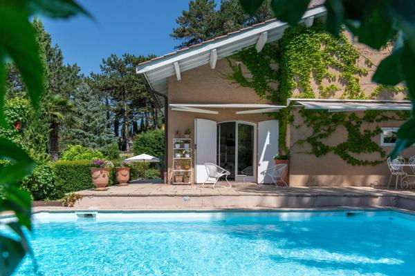 Saint Didier au Mont d'Or - Maison d'environ 200m² - 4 chambres - 2 bureaux - Terrain de 3000m² - piscine - garage et grand sous-sol - entièrement climatisée