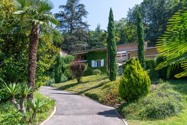 Saint Didier au Mont d'Or - Maison d'environ 200m² - 4 chambres - 2 bureaux - Terrain de 3000m² - piscine - garage et grand sous-sol - entièrement climatisée
