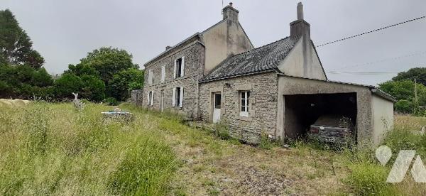 Rdc : entrée/cellier, cuisine, salle à manger, salle de bains, W.C.
Etage : 3 ch
Grenier
Terrain