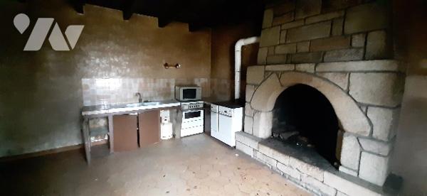 Rdc : entrée/cellier, cuisine, salle à manger, salle de bains, W.C.
Etage : 3 ch
Grenier
Terrain