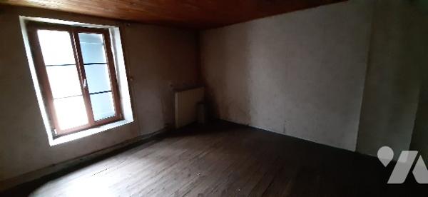 Rdc : entrée/cellier, cuisine, salle à manger, salle de bains, W.C.
Etage : 3 ch
Grenier
Terrain