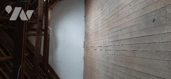 Rdc : entrée/cellier, cuisine, salle à manger, salle de bains, W.C.
Etage : 3 ch
Grenier
Terrain