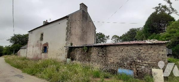 Rdc : entrée/cellier, cuisine, salle à manger, salle de bains, W.C.
Etage : 3 ch
Grenier
Terrain