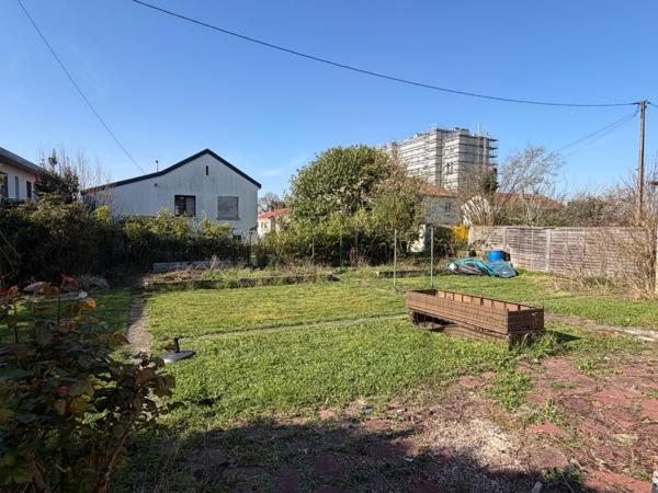 PAVILLON DE PLAIN PIED AVEC GARAGE ET JARDIN
