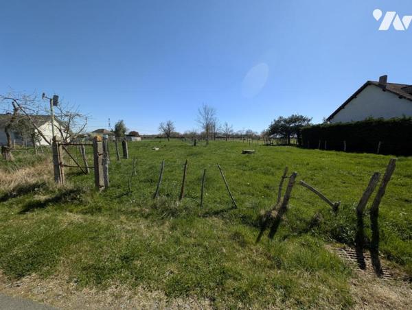 Beau Terrain à bâtir plat de 2546m² au calme Façade 35m