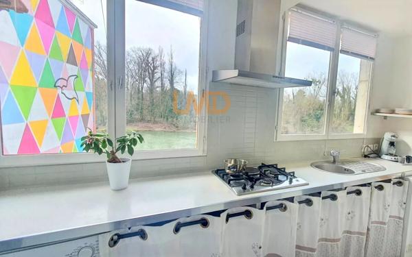 Maison de ville avec vue sur rivière