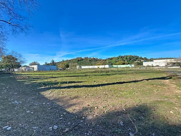 Emplacement stratégique : parcelle de 3 500 m² en zone artisanale à l'entrée de Bédarieux
