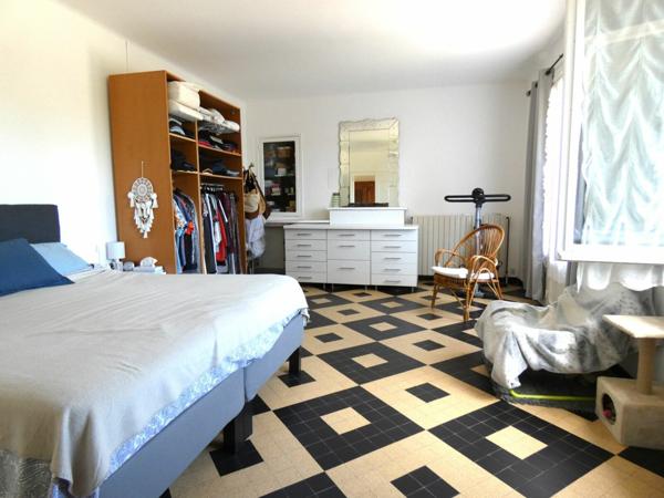 Maison à vendre    7 pièces •  Laudun-l'Ardoise