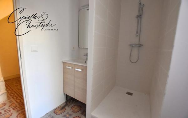 SAINT-ANDRE DE SANGONIS (34725), à louer à maison de village 74m² Carrez, 2 chambres et  1 bureau avec petite cour privative