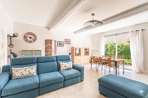 *** COUP DE COEUR *** QUARTIER PONT DE SUVE *** CHARMANTE MAISON AVEC PISCINE ET STATIONNEMENT ***

C'est au calme d'une impasse, sur un joli terrain de près de 600m2, proche de toutes les commodités du Pont de Suve (commerces, bus...), que se niche cette charmante maison de plain-pied récemment rénovée.

Les volumes y sont généreux : la pièce de vie avec cuisine ouverte équipée de plus de 40m2 bénéficie d'un grand cellier et les 3 chambres sont spacieuses (plus de 13m2 pour deux d'entre elles, et plus de 15m2 pour la troisième). Un WC séparé ainsi qu'une belle salle d'eau avec WC complètent l'ensemble.

Pour des moments de convivialité en famille ou entre amis, vous bénéficierez d'une piscine 7mx3,5m ainsi que d'une cuisine d'été.
Plusieurs dépendances accueillent des espaces de rangement, la buanderie et la chaufferie.

Le double vitrage, les panneaux solaires, l'isolation par l'extérieur, la climatisation réversible et le chauffage central par chaudière à granulés assurent un confort thermique et énergétique optimal.

Possibilité de stationner deux véhicules dans la propriété et stationnement aisé juste devant la maison.

Les + : Portail électrique, tout à l'égout, moustiquaires à toutes les ouvertures...