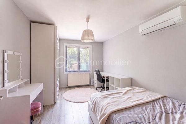 *** COUP DE COEUR *** QUARTIER PONT DE SUVE *** CHARMANTE MAISON AVEC PISCINE ET STATIONNEMENT ***

C'est au calme d'une impasse, sur un joli terrain de près de 600m2, proche de toutes les commodités du Pont de Suve (commerces, bus...), que se niche cette charmante maison de plain-pied récemment rénovée.

Les volumes y sont généreux : la pièce de vie avec cuisine ouverte équipée de plus de 40m2 bénéficie d'un grand cellier et les 3 chambres sont spacieuses (plus de 13m2 pour deux d'entre elles, et plus de 15m2 pour la troisième). Un WC séparé ainsi qu'une belle salle d'eau avec WC complètent l'ensemble.

Pour des moments de convivialité en famille ou entre amis, vous bénéficierez d'une piscine 7mx3,5m ainsi que d'une cuisine d'été.
Plusieurs dépendances accueillent des espaces de rangement, la buanderie et la chaufferie.

Le double vitrage, les panneaux solaires, l'isolation par l'extérieur, la climatisation réversible et le chauffage central par chaudière à granulés assurent un confort thermique et énergétique optimal.

Possibilité de stationner deux véhicules dans la propriété et stationnement aisé juste devant la maison.

Les + : Portail électrique, tout à l'égout, moustiquaires à toutes les ouvertures...
