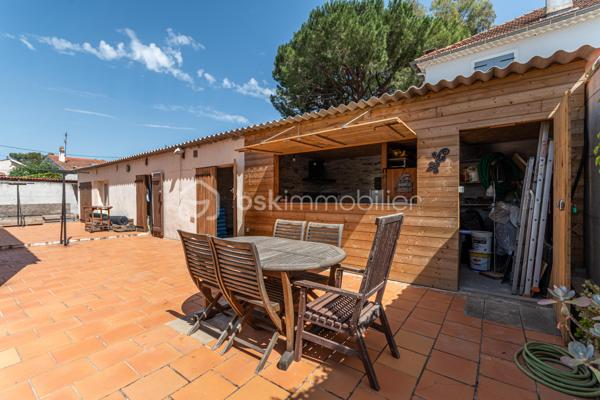 *** COUP DE COEUR *** QUARTIER PONT DE SUVE *** CHARMANTE MAISON AVEC PISCINE ET STATIONNEMENT ***

C'est au calme d'une impasse, sur un joli terrain de près de 600m2, proche de toutes les commodités du Pont de Suve (commerces, bus...), que se niche cette charmante maison de plain-pied récemment rénovée.

Les volumes y sont généreux : la pièce de vie avec cuisine ouverte équipée de plus de 40m2 bénéficie d'un grand cellier et les 3 chambres sont spacieuses (plus de 13m2 pour deux d'entre elles, et plus de 15m2 pour la troisième). Un WC séparé ainsi qu'une belle salle d'eau avec WC complètent l'ensemble.

Pour des moments de convivialité en famille ou entre amis, vous bénéficierez d'une piscine 7mx3,5m ainsi que d'une cuisine d'été.
Plusieurs dépendances accueillent des espaces de rangement, la buanderie et la chaufferie.

Le double vitrage, les panneaux solaires, l'isolation par l'extérieur, la climatisation réversible et le chauffage central par chaudière à granulés assurent un confort thermique et énergétique optimal.

Possibilité de stationner deux véhicules dans la propriété et stationnement aisé juste devant la maison.

Les + : Portail électrique, tout à l'égout, moustiquaires à toutes les ouvertures...