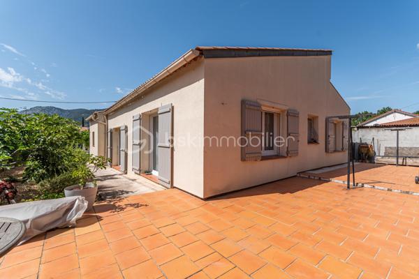 *** COUP DE COEUR *** QUARTIER PONT DE SUVE *** CHARMANTE MAISON AVEC PISCINE ET STATIONNEMENT ***

C'est au calme d'une impasse, sur un joli terrain de près de 600m2, proche de toutes les commodités du Pont de Suve (commerces, bus...), que se niche cette charmante maison de plain-pied récemment rénovée.

Les volumes y sont généreux : la pièce de vie avec cuisine ouverte équipée de plus de 40m2 bénéficie d'un grand cellier et les 3 chambres sont spacieuses (plus de 13m2 pour deux d'entre elles, et plus de 15m2 pour la troisième). Un WC séparé ainsi qu'une belle salle d'eau avec WC complètent l'ensemble.

Pour des moments de convivialité en famille ou entre amis, vous bénéficierez d'une piscine 7mx3,5m ainsi que d'une cuisine d'été.
Plusieurs dépendances accueillent des espaces de rangement, la buanderie et la chaufferie.

Le double vitrage, les panneaux solaires, l'isolation par l'extérieur, la climatisation réversible et le chauffage central par chaudière à granulés assurent un confort thermique et énergétique optimal.

Possibilité de stationner deux véhicules dans la propriété et stationnement aisé juste devant la maison.

Les + : Portail électrique, tout à l'égout, moustiquaires à toutes les ouvertures...