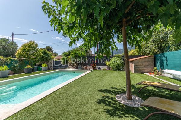 *** COUP DE COEUR *** QUARTIER PONT DE SUVE *** CHARMANTE MAISON AVEC PISCINE ET STATIONNEMENT ***

C'est au calme d'une impasse, sur un joli terrain de près de 600m2, proche de toutes les commodités du Pont de Suve (commerces, bus...), que se niche cette charmante maison de plain-pied récemment rénovée.

Les volumes y sont généreux : la pièce de vie avec cuisine ouverte équipée de plus de 40m2 bénéficie d'un grand cellier et les 3 chambres sont spacieuses (plus de 13m2 pour deux d'entre elles, et plus de 15m2 pour la troisième). Un WC séparé ainsi qu'une belle salle d'eau avec WC complètent l'ensemble.

Pour des moments de convivialité en famille ou entre amis, vous bénéficierez d'une piscine 7mx3,5m ainsi que d'une cuisine d'été.
Plusieurs dépendances accueillent des espaces de rangement, la buanderie et la chaufferie.

Le double vitrage, les panneaux solaires, l'isolation par l'extérieur, la climatisation réversible et le chauffage central par chaudière à granulés assurent un confort thermique et énergétique optimal.

Possibilité de stationner deux véhicules dans la propriété et stationnement aisé juste devant la maison.

Les + : Portail électrique, tout à l'égout, moustiquaires à toutes les ouvertures...