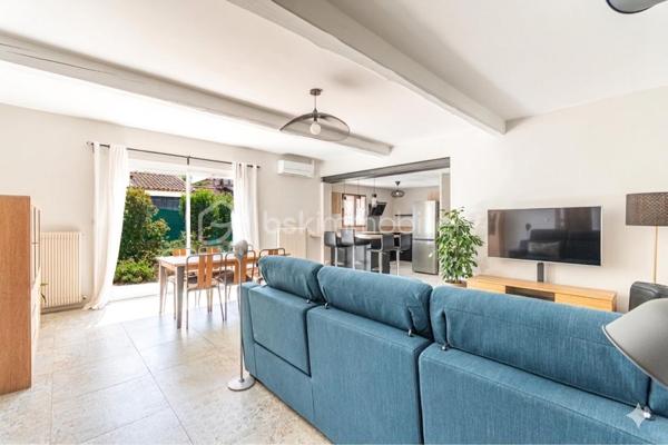 *** COUP DE COEUR *** QUARTIER PONT DE SUVE *** CHARMANTE MAISON AVEC PISCINE ET STATIONNEMENT ***

C'est au calme d'une impasse, sur un joli terrain de près de 600m2, proche de toutes les commodités du Pont de Suve (commerces, bus...), que se niche cette charmante maison de plain-pied récemment rénovée.

Les volumes y sont généreux : la pièce de vie avec cuisine ouverte équipée de plus de 40m2 bénéficie d'un grand cellier et les 3 chambres sont spacieuses (plus de 13m2 pour deux d'entre elles, et plus de 15m2 pour la troisième). Un WC séparé ainsi qu'une belle salle d'eau avec WC complètent l'ensemble.

Pour des moments de convivialité en famille ou entre amis, vous bénéficierez d'une piscine 7mx3,5m ainsi que d'une cuisine d'été.
Plusieurs dépendances accueillent des espaces de rangement, la buanderie et la chaufferie.

Le double vitrage, les panneaux solaires, l'isolation par l'extérieur, la climatisation réversible et le chauffage central par chaudière à granulés assurent un confort thermique et énergétique optimal.

Possibilité de stationner deux véhicules dans la propriété et stationnement aisé juste devant la maison.

Les + : Portail électrique, tout à l'égout, moustiquaires à toutes les ouvertures...