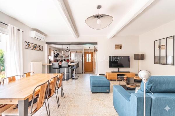 *** COUP DE COEUR *** QUARTIER PONT DE SUVE *** CHARMANTE MAISON AVEC PISCINE ET STATIONNEMENT ***

C'est au calme d'une impasse, sur un joli terrain de près de 600m2, proche de toutes les commodités du Pont de Suve (commerces, bus...), que se niche cette charmante maison de plain-pied récemment rénovée.

Les volumes y sont généreux : la pièce de vie avec cuisine ouverte équipée de plus de 40m2 bénéficie d'un grand cellier et les 3 chambres sont spacieuses (plus de 13m2 pour deux d'entre elles, et plus de 15m2 pour la troisième). Un WC séparé ainsi qu'une belle salle d'eau avec WC complètent l'ensemble.

Pour des moments de convivialité en famille ou entre amis, vous bénéficierez d'une piscine 7mx3,5m ainsi que d'une cuisine d'été.
Plusieurs dépendances accueillent des espaces de rangement, la buanderie et la chaufferie.

Le double vitrage, les panneaux solaires, l'isolation par l'extérieur, la climatisation réversible et le chauffage central par chaudière à granulés assurent un confort thermique et énergétique optimal.

Possibilité de stationner deux véhicules dans la propriété et stationnement aisé juste devant la maison.

Les + : Portail électrique, tout à l'égout, moustiquaires à toutes les ouvertures...