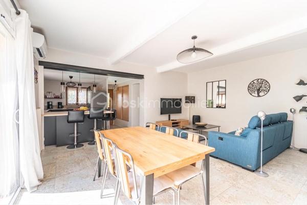 *** COUP DE COEUR *** QUARTIER PONT DE SUVE *** CHARMANTE MAISON AVEC PISCINE ET STATIONNEMENT ***

C'est au calme d'une impasse, sur un joli terrain de près de 600m2, proche de toutes les commodités du Pont de Suve (commerces, bus...), que se niche cette charmante maison de plain-pied récemment rénovée.

Les volumes y sont généreux : la pièce de vie avec cuisine ouverte équipée de plus de 40m2 bénéficie d'un grand cellier et les 3 chambres sont spacieuses (plus de 13m2 pour deux d'entre elles, et plus de 15m2 pour la troisième). Un WC séparé ainsi qu'une belle salle d'eau avec WC complètent l'ensemble.

Pour des moments de convivialité en famille ou entre amis, vous bénéficierez d'une piscine 7mx3,5m ainsi que d'une cuisine d'été.
Plusieurs dépendances accueillent des espaces de rangement, la buanderie et la chaufferie.

Le double vitrage, les panneaux solaires, l'isolation par l'extérieur, la climatisation réversible et le chauffage central par chaudière à granulés assurent un confort thermique et énergétique optimal.

Possibilité de stationner deux véhicules dans la propriété et stationnement aisé juste devant la maison.

Les + : Portail électrique, tout à l'égout, moustiquaires à toutes les ouvertures...