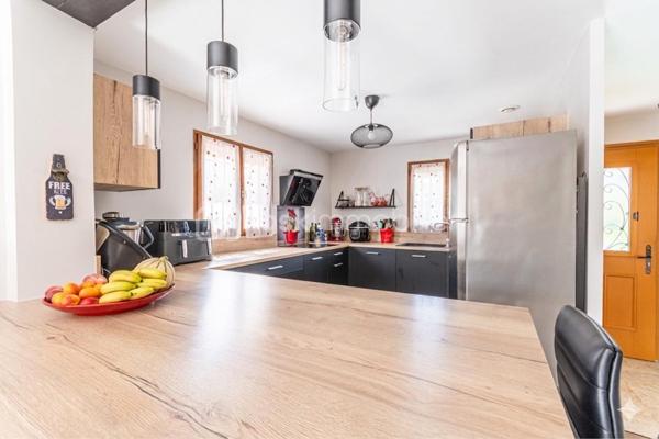 *** COUP DE COEUR *** QUARTIER PONT DE SUVE *** CHARMANTE MAISON AVEC PISCINE ET STATIONNEMENT ***

C'est au calme d'une impasse, sur un joli terrain de près de 600m2, proche de toutes les commodités du Pont de Suve (commerces, bus...), que se niche cette charmante maison de plain-pied récemment rénovée.

Les volumes y sont généreux : la pièce de vie avec cuisine ouverte équipée de plus de 40m2 bénéficie d'un grand cellier et les 3 chambres sont spacieuses (plus de 13m2 pour deux d'entre elles, et plus de 15m2 pour la troisième). Un WC séparé ainsi qu'une belle salle d'eau avec WC complètent l'ensemble.

Pour des moments de convivialité en famille ou entre amis, vous bénéficierez d'une piscine 7mx3,5m ainsi que d'une cuisine d'été.
Plusieurs dépendances accueillent des espaces de rangement, la buanderie et la chaufferie.

Le double vitrage, les panneaux solaires, l'isolation par l'extérieur, la climatisation réversible et le chauffage central par chaudière à granulés assurent un confort thermique et énergétique optimal.

Possibilité de stationner deux véhicules dans la propriété et stationnement aisé juste devant la maison.

Les + : Portail électrique, tout à l'égout, moustiquaires à toutes les ouvertures...