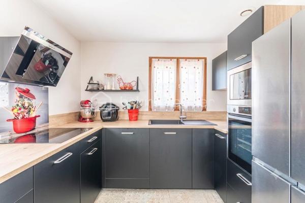 *** COUP DE COEUR *** QUARTIER PONT DE SUVE *** CHARMANTE MAISON AVEC PISCINE ET STATIONNEMENT ***

C'est au calme d'une impasse, sur un joli terrain de près de 600m2, proche de toutes les commodités du Pont de Suve (commerces, bus...), que se niche cette charmante maison de plain-pied récemment rénovée.

Les volumes y sont généreux : la pièce de vie avec cuisine ouverte équipée de plus de 40m2 bénéficie d'un grand cellier et les 3 chambres sont spacieuses (plus de 13m2 pour deux d'entre elles, et plus de 15m2 pour la troisième). Un WC séparé ainsi qu'une belle salle d'eau avec WC complètent l'ensemble.

Pour des moments de convivialité en famille ou entre amis, vous bénéficierez d'une piscine 7mx3,5m ainsi que d'une cuisine d'été.
Plusieurs dépendances accueillent des espaces de rangement, la buanderie et la chaufferie.

Le double vitrage, les panneaux solaires, l'isolation par l'extérieur, la climatisation réversible et le chauffage central par chaudière à granulés assurent un confort thermique et énergétique optimal.

Possibilité de stationner deux véhicules dans la propriété et stationnement aisé juste devant la maison.

Les + : Portail électrique, tout à l'égout, moustiquaires à toutes les ouvertures...