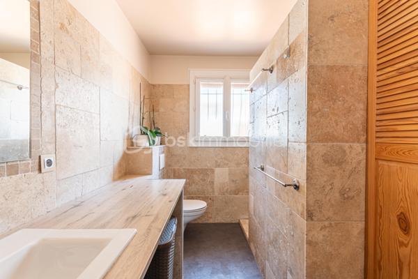 *** COUP DE COEUR *** QUARTIER PONT DE SUVE *** CHARMANTE MAISON AVEC PISCINE ET STATIONNEMENT ***

C'est au calme d'une impasse, sur un joli terrain de près de 600m2, proche de toutes les commodités du Pont de Suve (commerces, bus...), que se niche cette charmante maison de plain-pied récemment rénovée.

Les volumes y sont généreux : la pièce de vie avec cuisine ouverte équipée de plus de 40m2 bénéficie d'un grand cellier et les 3 chambres sont spacieuses (plus de 13m2 pour deux d'entre elles, et plus de 15m2 pour la troisième). Un WC séparé ainsi qu'une belle salle d'eau avec WC complètent l'ensemble.

Pour des moments de convivialité en famille ou entre amis, vous bénéficierez d'une piscine 7mx3,5m ainsi que d'une cuisine d'été.
Plusieurs dépendances accueillent des espaces de rangement, la buanderie et la chaufferie.

Le double vitrage, les panneaux solaires, l'isolation par l'extérieur, la climatisation réversible et le chauffage central par chaudière à granulés assurent un confort thermique et énergétique optimal.

Possibilité de stationner deux véhicules dans la propriété et stationnement aisé juste devant la maison.

Les + : Portail électrique, tout à l'égout, moustiquaires à toutes les ouvertures...