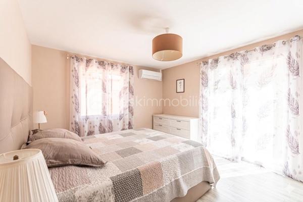 *** COUP DE COEUR *** QUARTIER PONT DE SUVE *** CHARMANTE MAISON AVEC PISCINE ET STATIONNEMENT ***

C'est au calme d'une impasse, sur un joli terrain de près de 600m2, proche de toutes les commodités du Pont de Suve (commerces, bus...), que se niche cette charmante maison de plain-pied récemment rénovée.

Les volumes y sont généreux : la pièce de vie avec cuisine ouverte équipée de plus de 40m2 bénéficie d'un grand cellier et les 3 chambres sont spacieuses (plus de 13m2 pour deux d'entre elles, et plus de 15m2 pour la troisième). Un WC séparé ainsi qu'une belle salle d'eau avec WC complètent l'ensemble.

Pour des moments de convivialité en famille ou entre amis, vous bénéficierez d'une piscine 7mx3,5m ainsi que d'une cuisine d'été.
Plusieurs dépendances accueillent des espaces de rangement, la buanderie et la chaufferie.

Le double vitrage, les panneaux solaires, l'isolation par l'extérieur, la climatisation réversible et le chauffage central par chaudière à granulés assurent un confort thermique et énergétique optimal.

Possibilité de stationner deux véhicules dans la propriété et stationnement aisé juste devant la maison.

Les + : Portail électrique, tout à l'égout, moustiquaires à toutes les ouvertures...