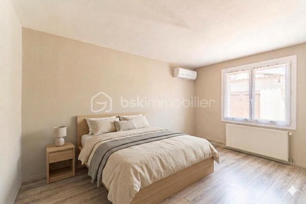 *** COUP DE COEUR *** QUARTIER PONT DE SUVE *** CHARMANTE MAISON AVEC PISCINE ET STATIONNEMENT ***

C'est au calme d'une impasse, sur un joli terrain de près de 600m2, proche de toutes les commodités du Pont de Suve (commerces, bus...), que se niche cette charmante maison de plain-pied récemment rénovée.

Les volumes y sont généreux : la pièce de vie avec cuisine ouverte équipée de plus de 40m2 bénéficie d'un grand cellier et les 3 chambres sont spacieuses (plus de 13m2 pour deux d'entre elles, et plus de 15m2 pour la troisième). Un WC séparé ainsi qu'une belle salle d'eau avec WC complètent l'ensemble.

Pour des moments de convivialité en famille ou entre amis, vous bénéficierez d'une piscine 7mx3,5m ainsi que d'une cuisine d'été.
Plusieurs dépendances accueillent des espaces de rangement, la buanderie et la chaufferie.

Le double vitrage, les panneaux solaires, l'isolation par l'extérieur, la climatisation réversible et le chauffage central par chaudière à granulés assurent un confort thermique et énergétique optimal.

Possibilité de stationner deux véhicules dans la propriété et stationnement aisé juste devant la maison.

Les + : Portail électrique, tout à l'égout, moustiquaires à toutes les ouvertures...