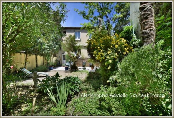 Maison de ville hyper centre, 4 chambres, 2 salles d'eau,  garage, jardin intimiste