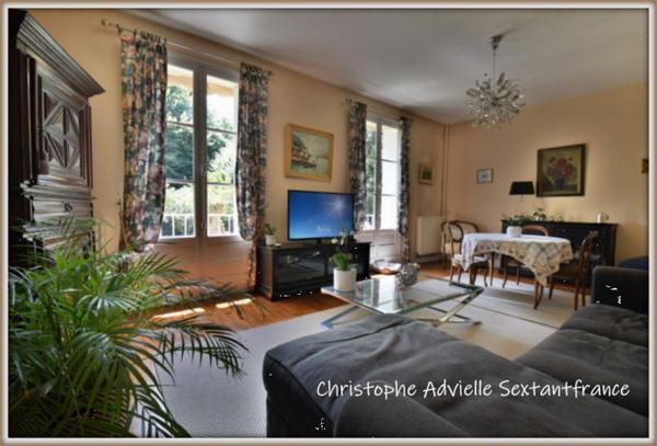 Maison de ville hyper centre, 4 chambres, 2 salles d'eau,  garage, jardin intimiste