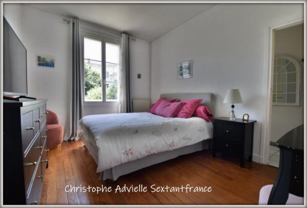 Maison de ville hyper centre, 4 chambres, 2 salles d'eau,  garage, jardin intimiste