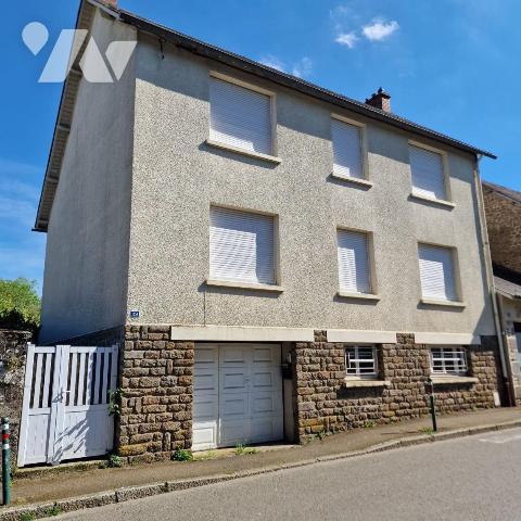 A vendre, dans la commune de Saint Pierre des Nids, une maison de ville d'une surface d'environ...