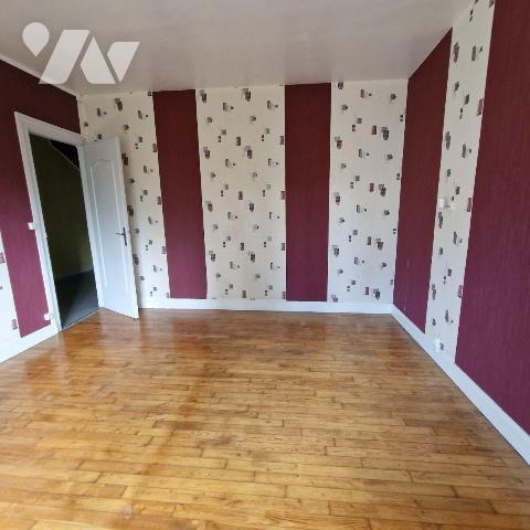 A vendre, dans la commune de Saint Pierre des Nids, une maison de ville d'une surface d'environ...