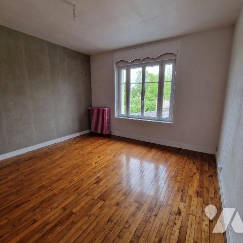 A vendre, dans la commune de Saint Pierre des Nids, une maison de ville d'une surface d'environ...